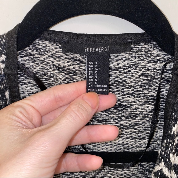 Forever 21 Black and White Aztec Tribal Print Open Cardigan Sweater Size Small - Picture 2 of 4